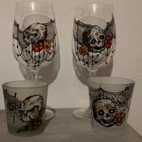 Verres peints de crânes et de roses